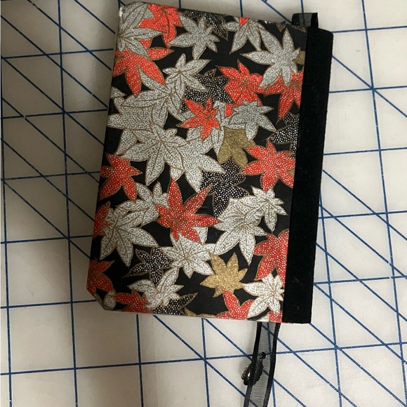 Leaf Pattern Small Notebook with Hand Design - Picture 2 of 3